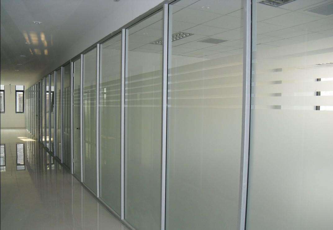 办公室装饰隔断玻璃是完全透明或不透明的那个